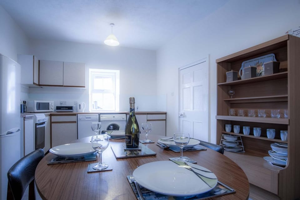 Dragons Den - 2 Bedroom Apartment - Tenby (21738)