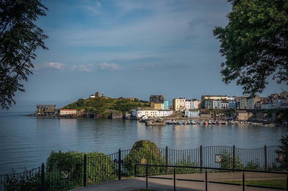 Dragons Den - 2 Bedroom Apartment - Tenby (21748)