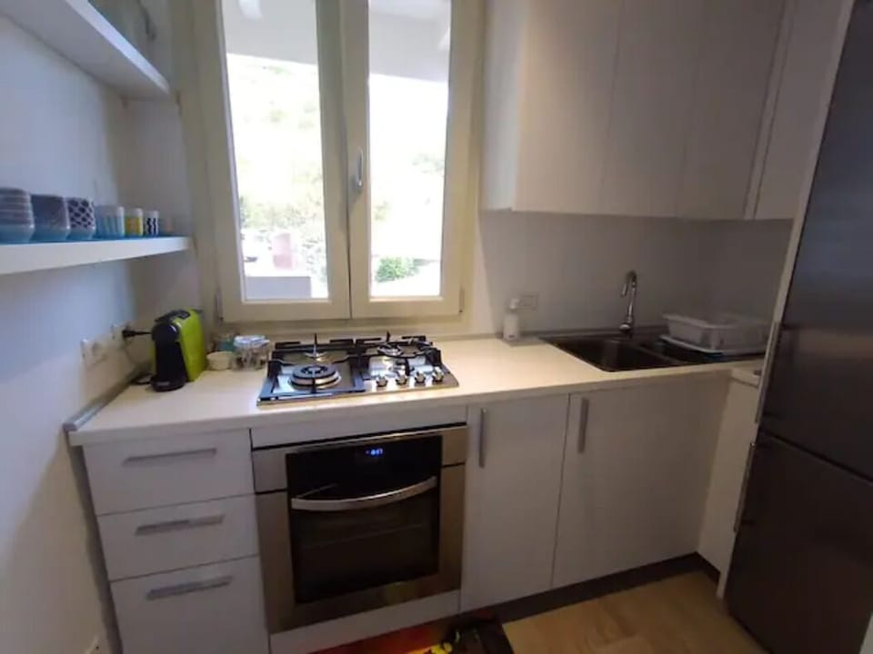 The fully equipped modern kitchen