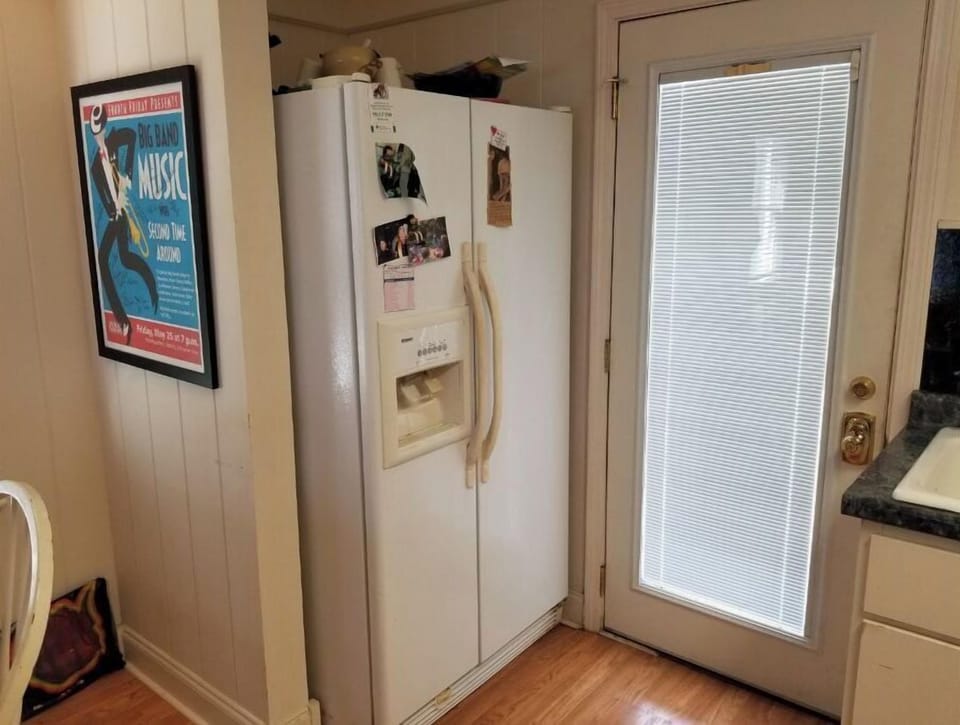 Side by side refrigerator/freezer/icemaker