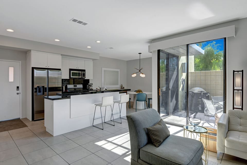 Contemporary Downtown Townhouse/ Condo Apartment in Palm Springs