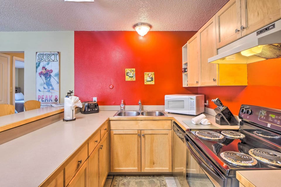 Kitchen | Toaster | Dishware Provided