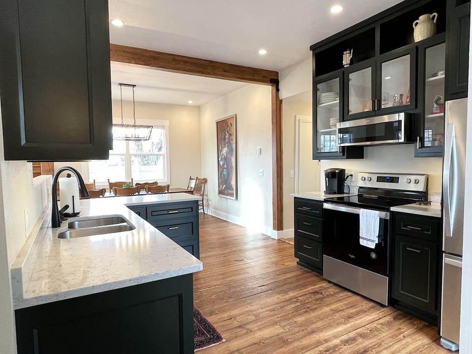 Gorgeous fully equipped chef's kitchen for easily preparing and cleaning up meals