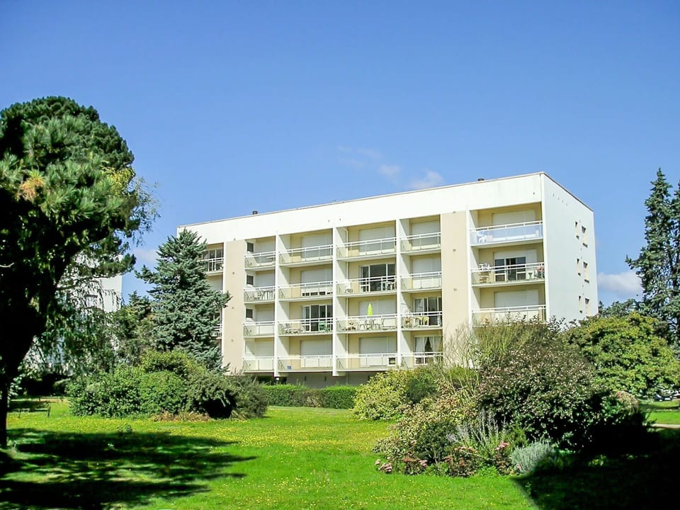 Sky, Plant, Building, Green, Tree, Land Lot, Urban Design, Residential Area, Grass, Landscape