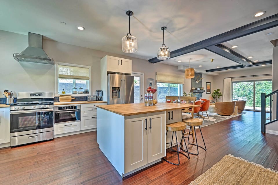 Fully Equipped Kitchen | Dishware & Glassware | Farmhouse Sink