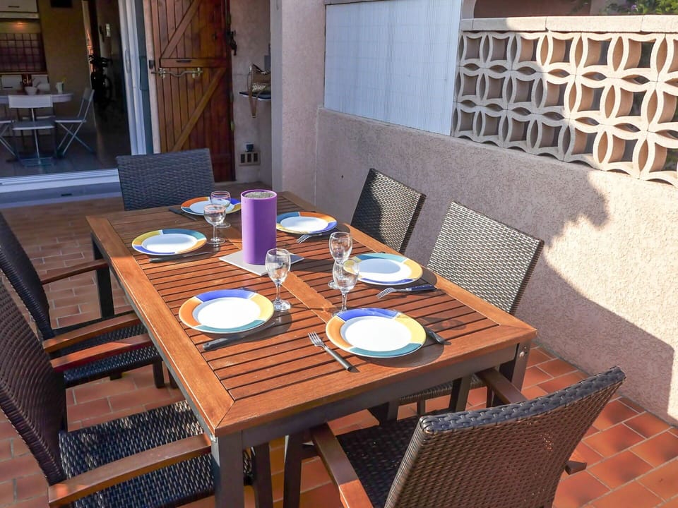 Table, Furniture, Tableware, Chair, Dishware, Building, Wood, Textile, Interior Design, Plate