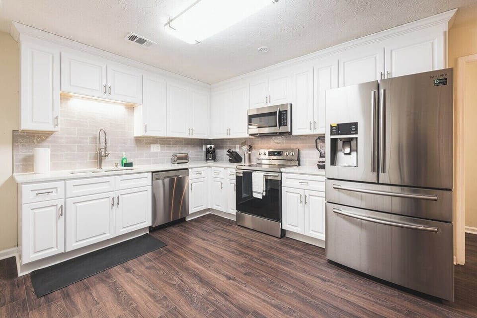 Brand new kitchen, modern appliances, fully-stocked with all dinnerware and cookware