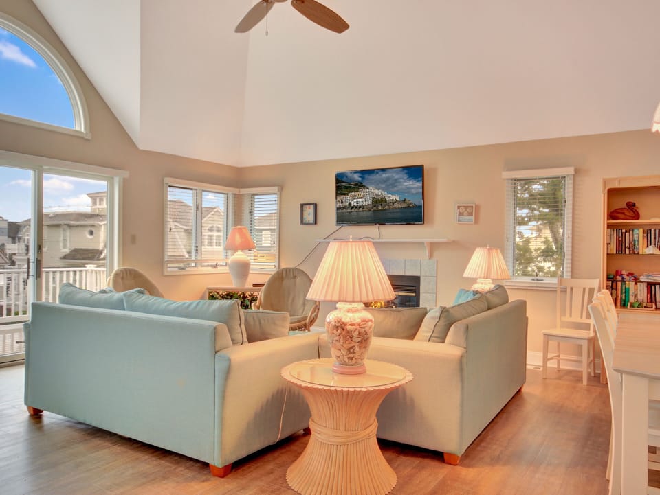 OPEN LIVING ROOM