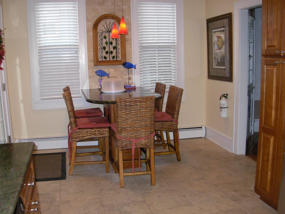 Kitchen eating area