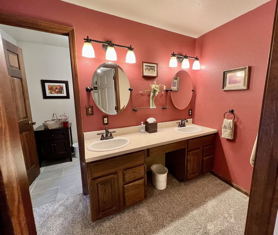 Master bath room has plenty of space to get ready to go in the morning