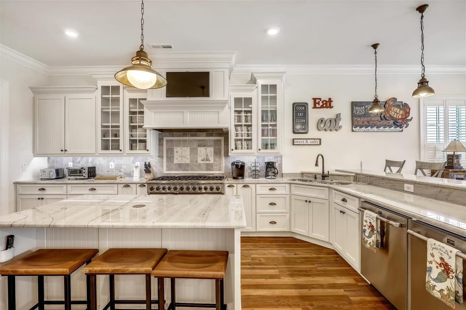 All modern appliances to make meal preparation a breeze.