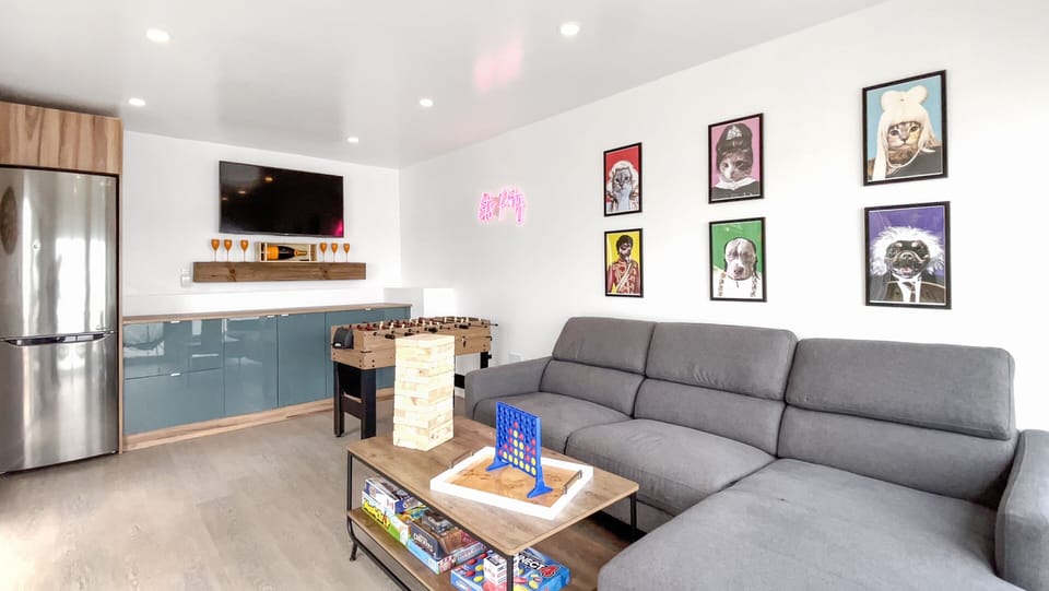 Boathouse / Gamesroom with Smart TV, Fridge, & lots of games