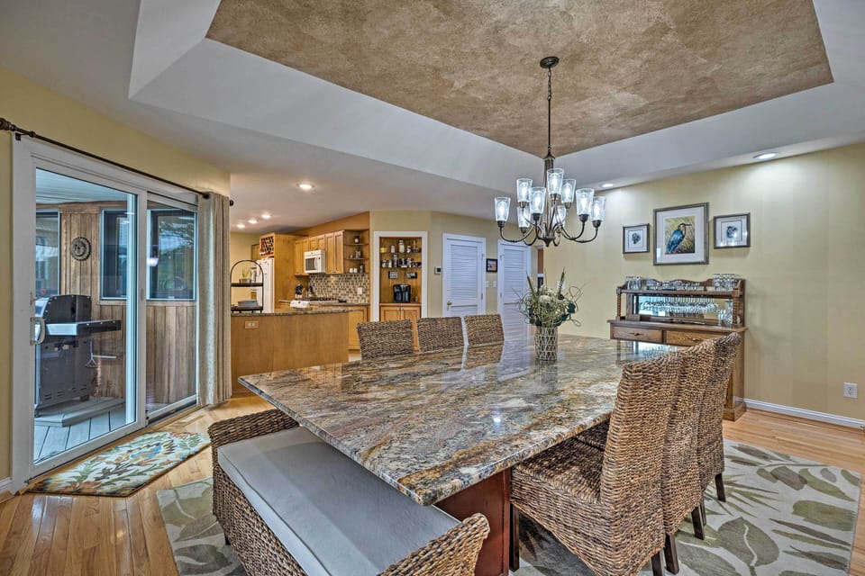 Dining Area | Dishware Provided