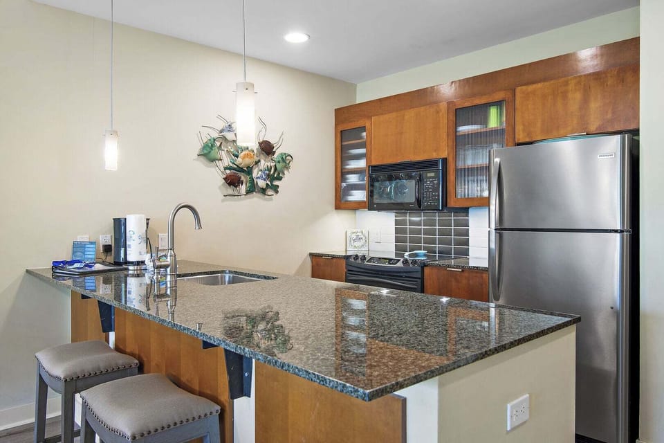 Eat-in kitchen bar seating