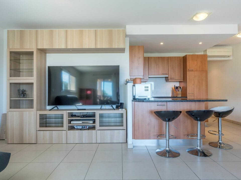 Countertop, Cabinetry, Property, Furniture, Building, Home Appliance, Kitchen Appliance, Kitchen, Wood, Kitchen Stove