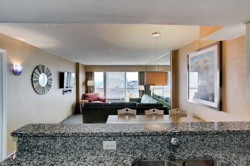Living room + spacious dining area, a perfect place for family getaways!
