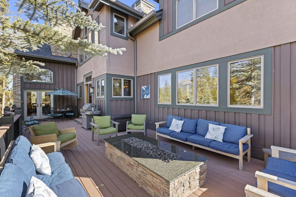 Front deck with firepit to enjoy the views