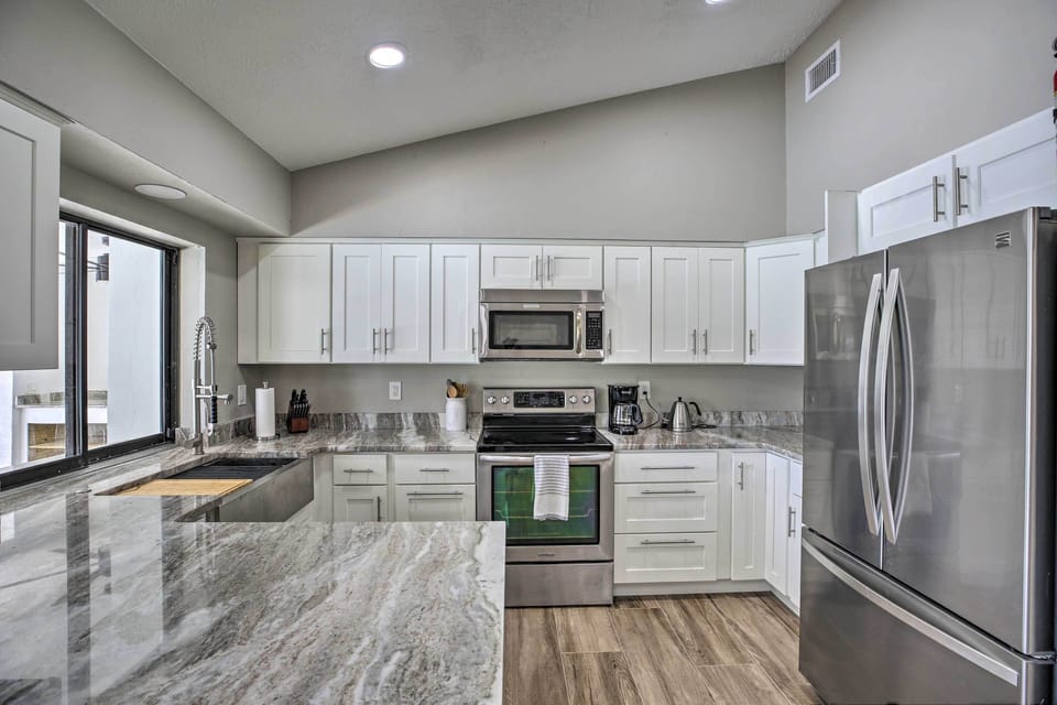 Kitchen | Paper Towels/Trash Bags Provided