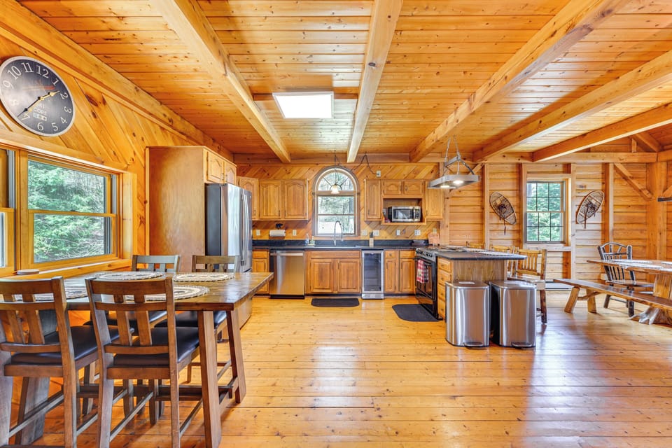 Dining Area | Dishware Provided