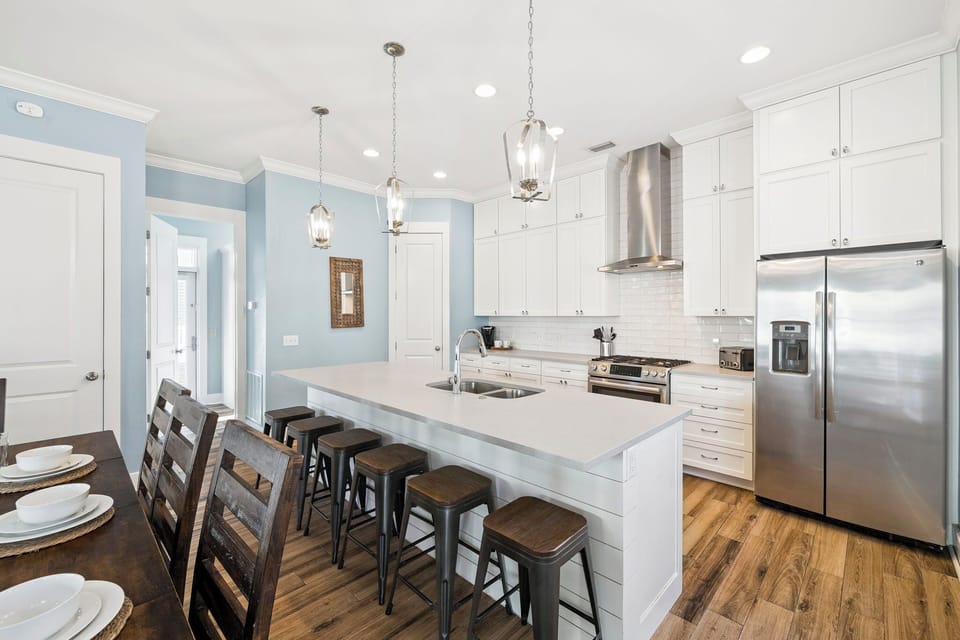 Spacious Kitchen with Bar Seating for 6