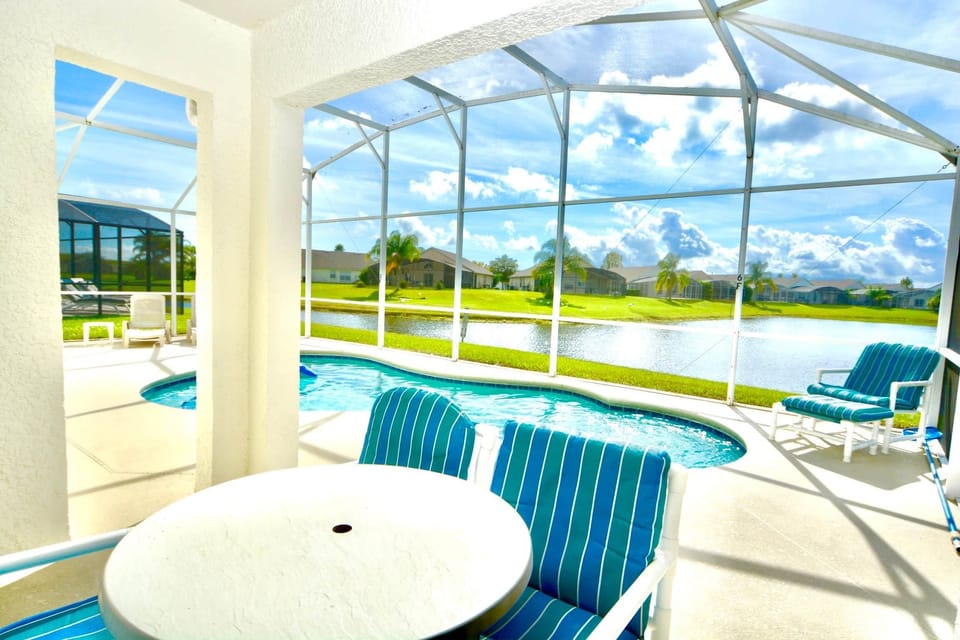 Al fresco dining with a lake view