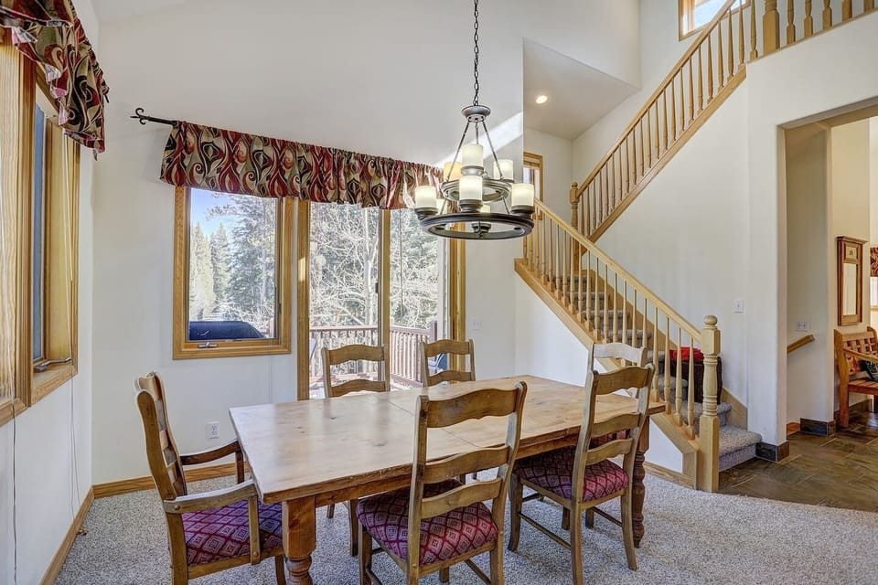 Dining Area, seating for 6.