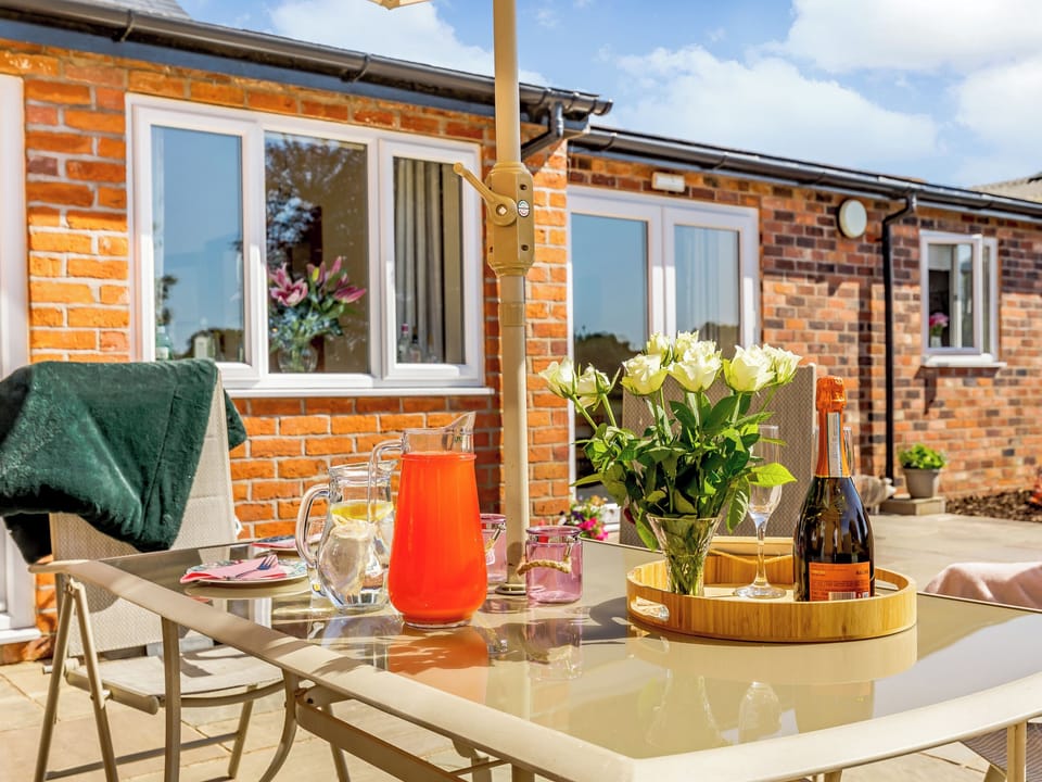 Sitting-out-area | The Woodlands Farmhouse, Willington, Malpas
