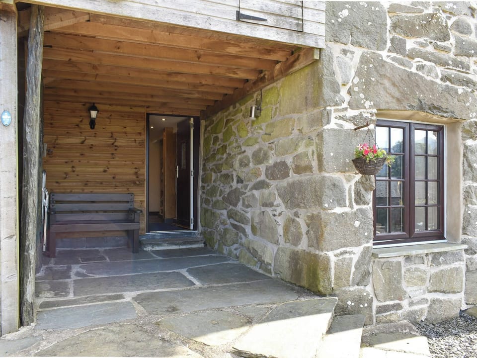 Exterior | Stabal Rhoswen, Cwm Cyfnal