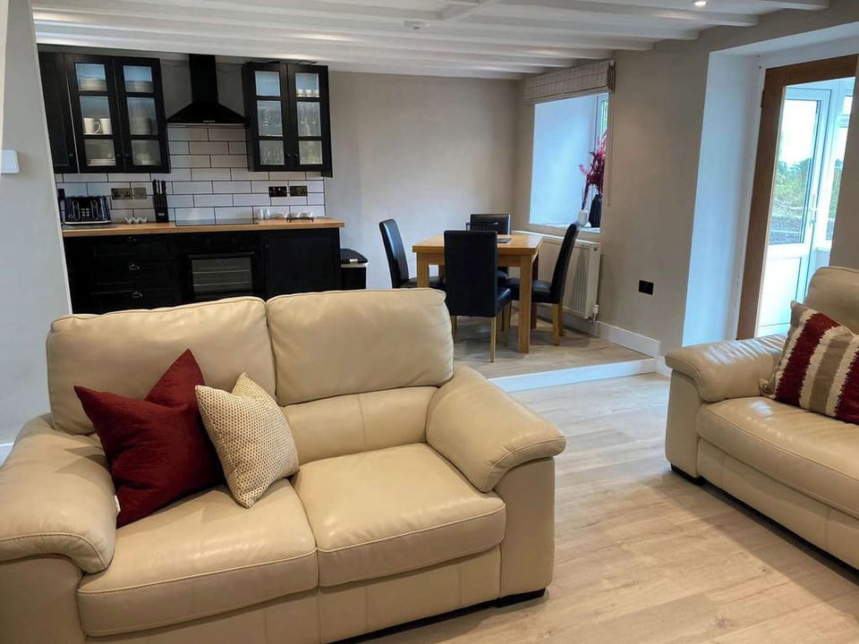Open plan living space | Neigwl View, Llaniestyn