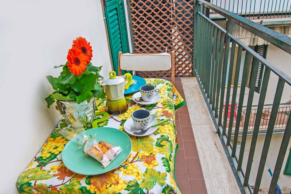 Enjoy coffee on the little balcony, the only area where smoking is allowed.
