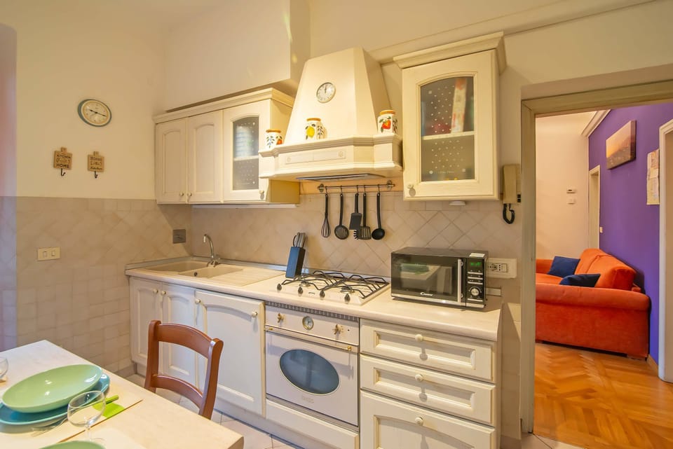 The fully equipped kitchen offers the chance to try some Italian cooking. 