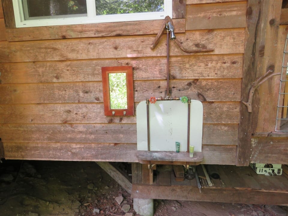 Outdoor shower onsite: can be enjoyed in the Spring, Summer and Fall