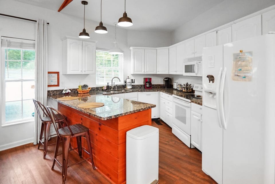 Spacious & well stocked kitchen with bar seating