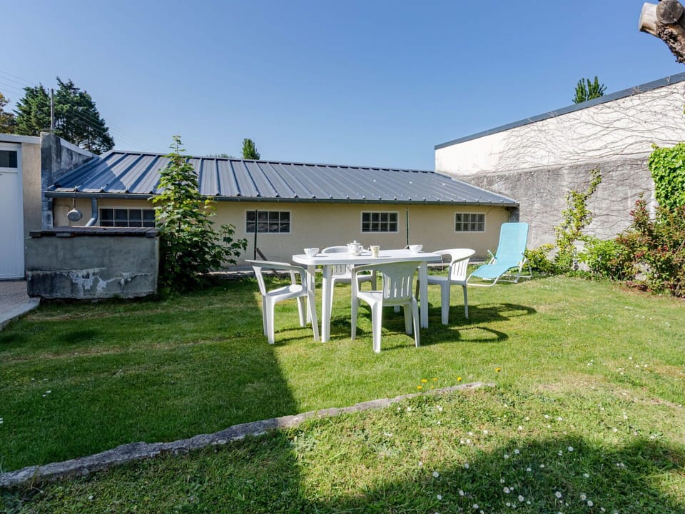 Plant, Sky, Building, Property, Tree, Window, House, Land Lot, Grass, Cottage