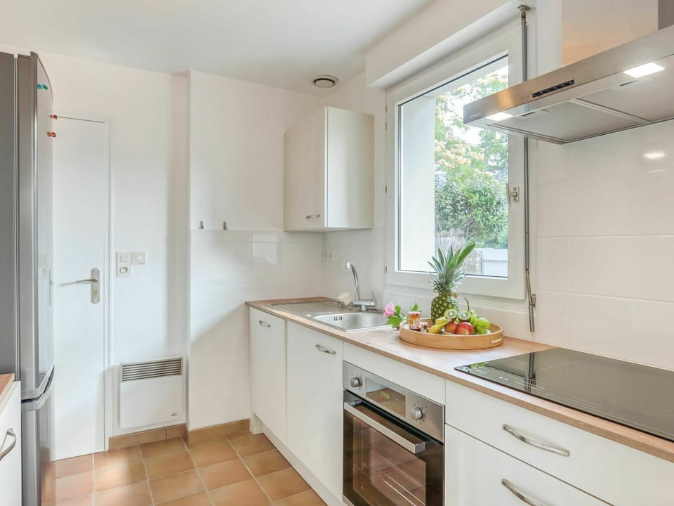 Cabinetry, Countertop, Kitchen Sink, Sink, Property, Building, Window, Tap, Kitchen, Wood