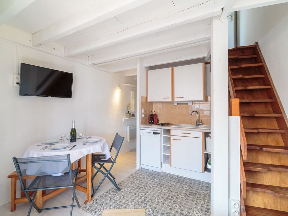 Furniture, Property, Table, Building, Cabinetry, Wood, Interior Design, Flooring, Floor