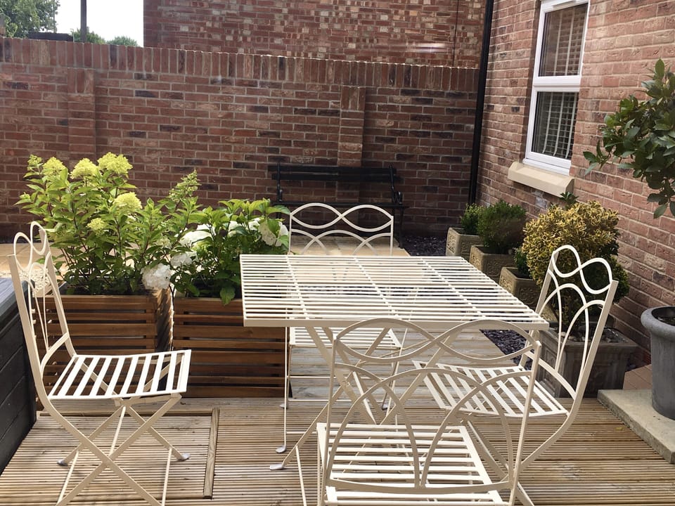 Secluded courtyard garden fenced all round safe for you and your pooch!