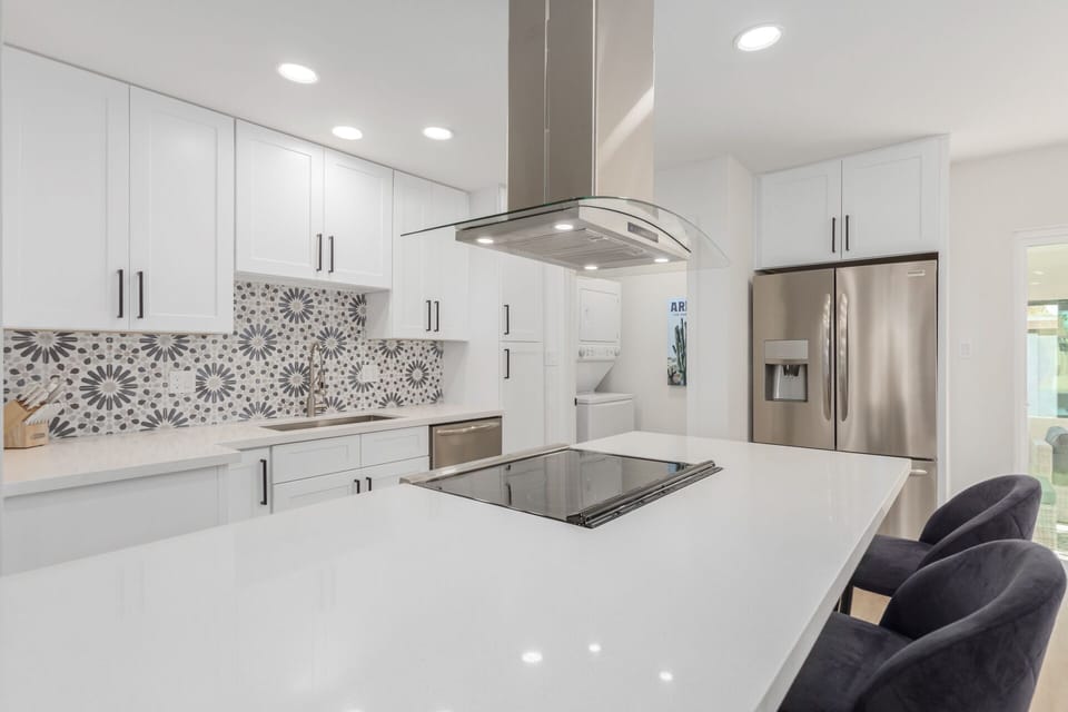 Bright and modern kitchen 