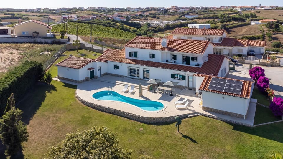 External view of the building. The Villa in full view: it's all yours to enjoy your time in Portugal!