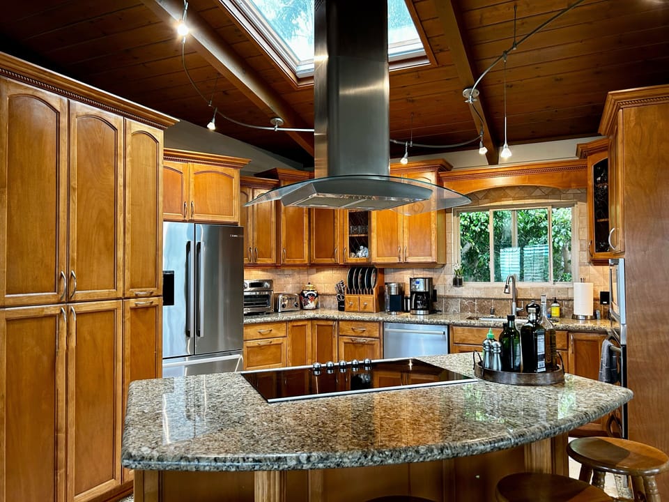 Beautiful, fully stocked kitchen with skylight, new Bosch fridge & dishwasher