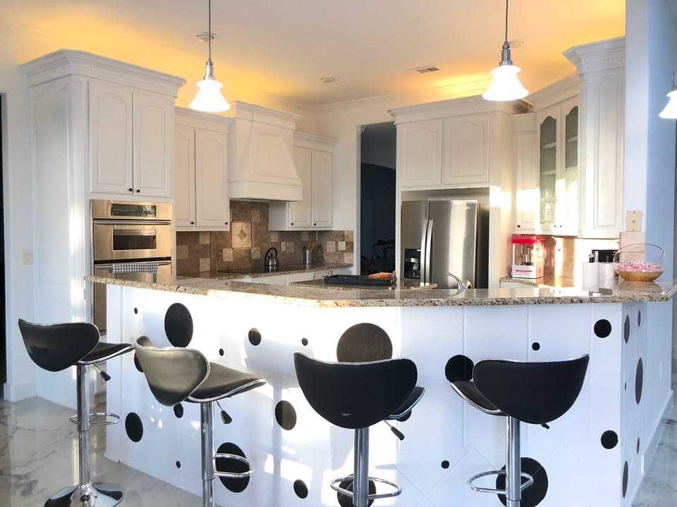 Fabulous oversized kitchen island seats a 4 people! 
