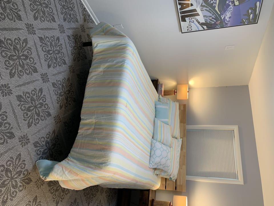 master bedroom queen size bed 