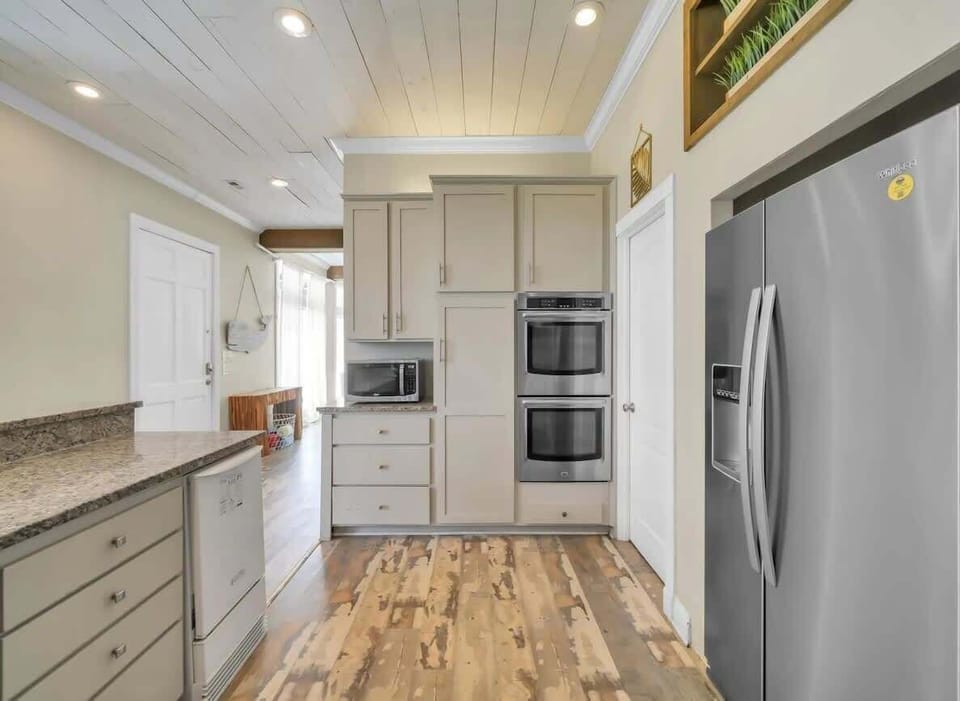 A double-oven is sure to please Mom when cooking for everyone.