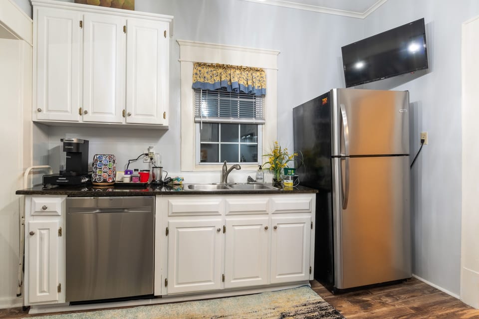 Kitchen, Keurig Coffee Maker & Condiments/ Smart TV