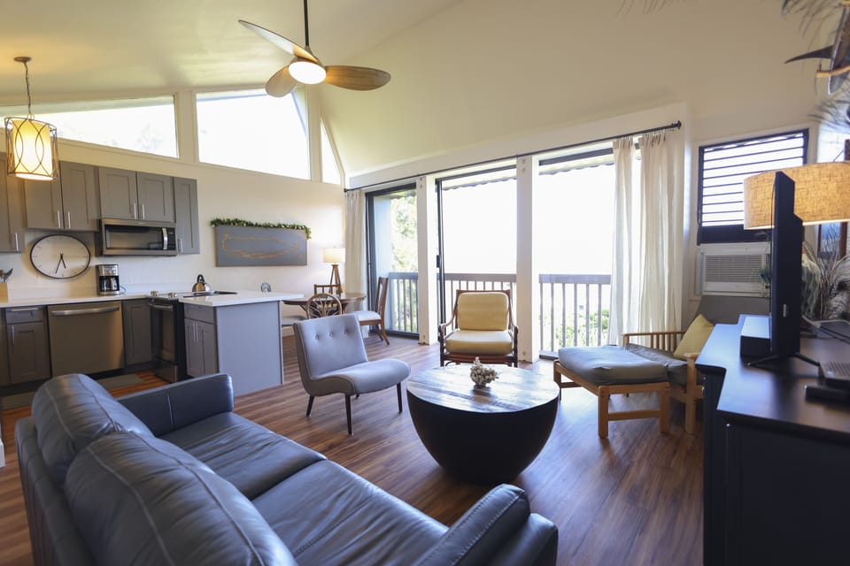 The view as you enter the condo, ocean and mountains.. stunning.