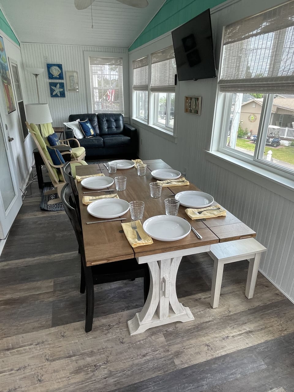 Table opens to seat 6 comfortably