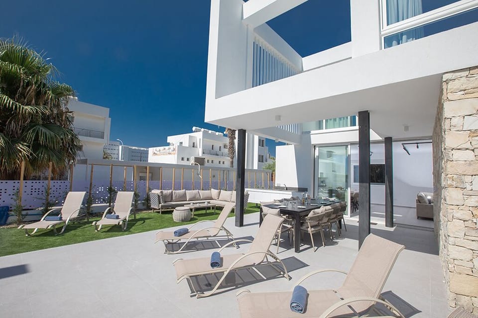 Spacious garden area