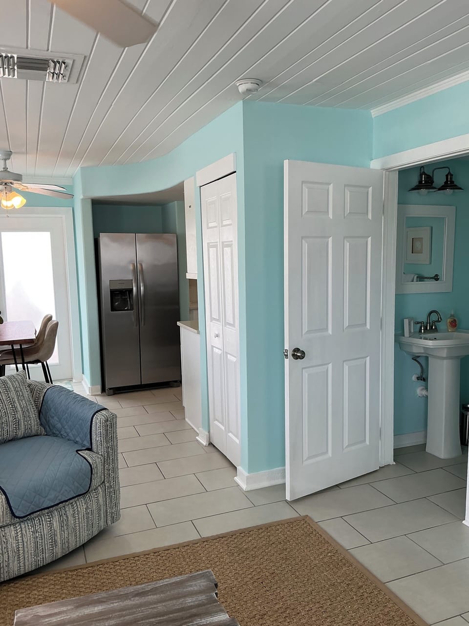 1/2 bath downstairs