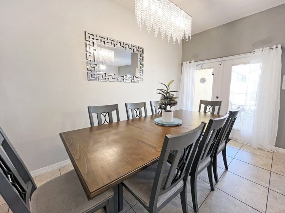Dining for 8 people