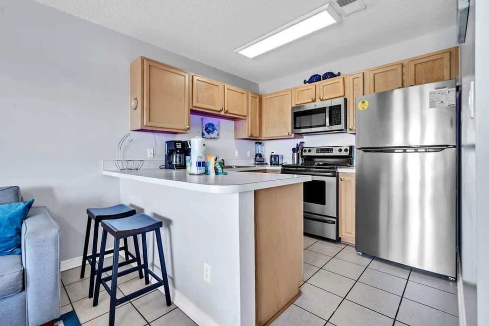 Enjoy gathering at the breakfast bar for a quick bite with seating for 2!